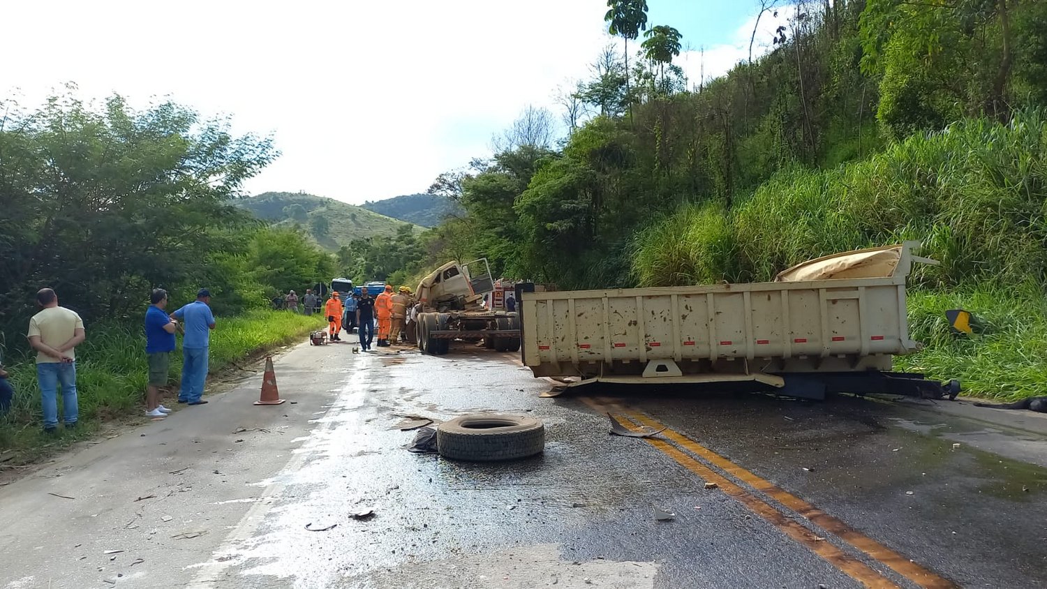 Portal Caparaó Motorista morre em colisão frontal entre duas carretas